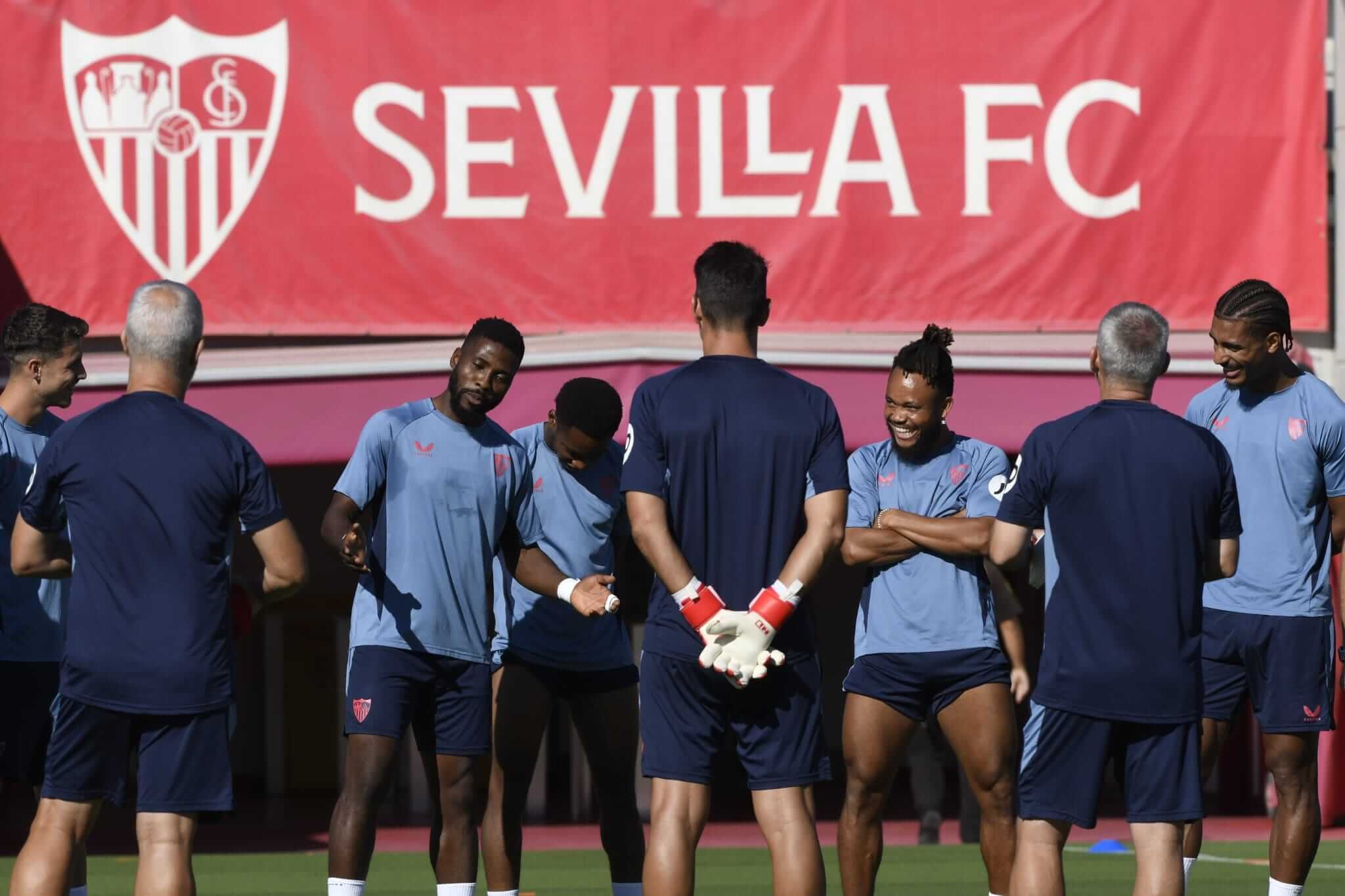  Kelechi Iheanacho recibió el pasillo de sus compañeros por su cumpleaños.
