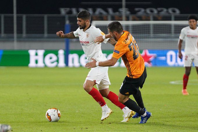 Banega, ante el Wolves.