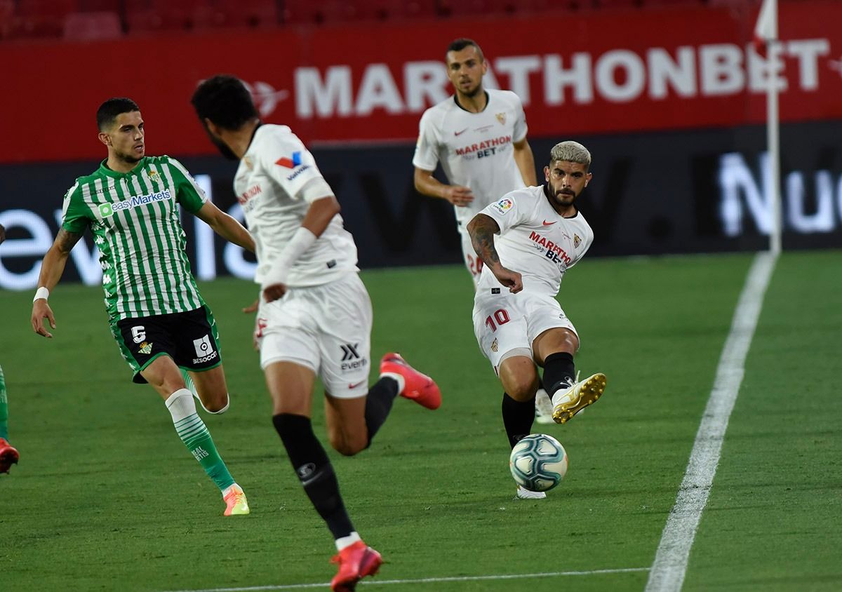  Banega, en el derbi ante el Betis.