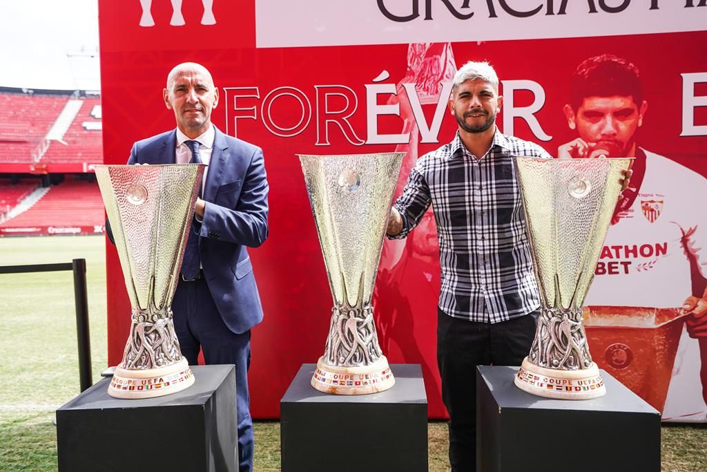Banega, junto a Monchi, en su despedida del Sevilla.