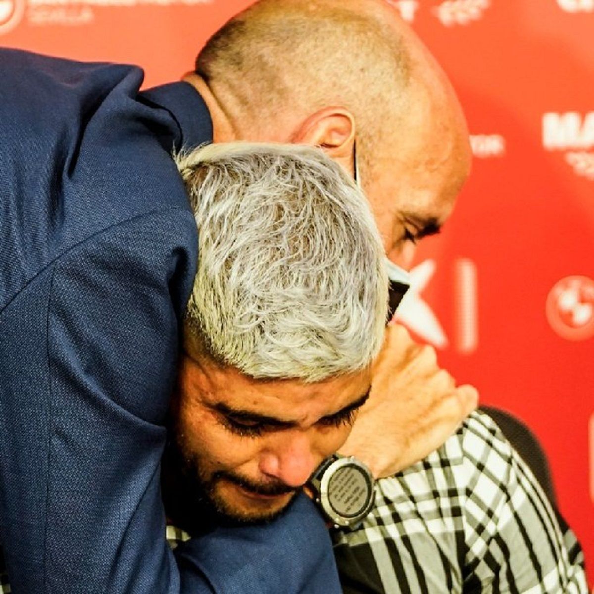 Monchi abraza a Banega en su despedida.