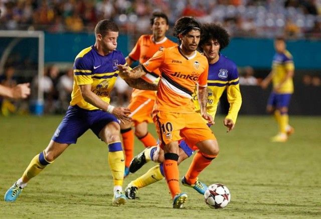  Banega en un Everton-Valencia disputado en 2013. Al fondo se ve a Parejo.