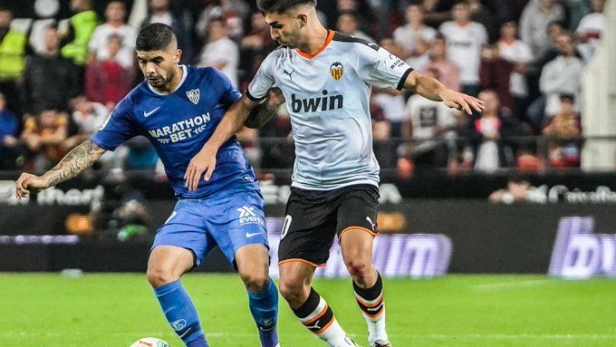  Banega, durante el Valencia-Sevilla.