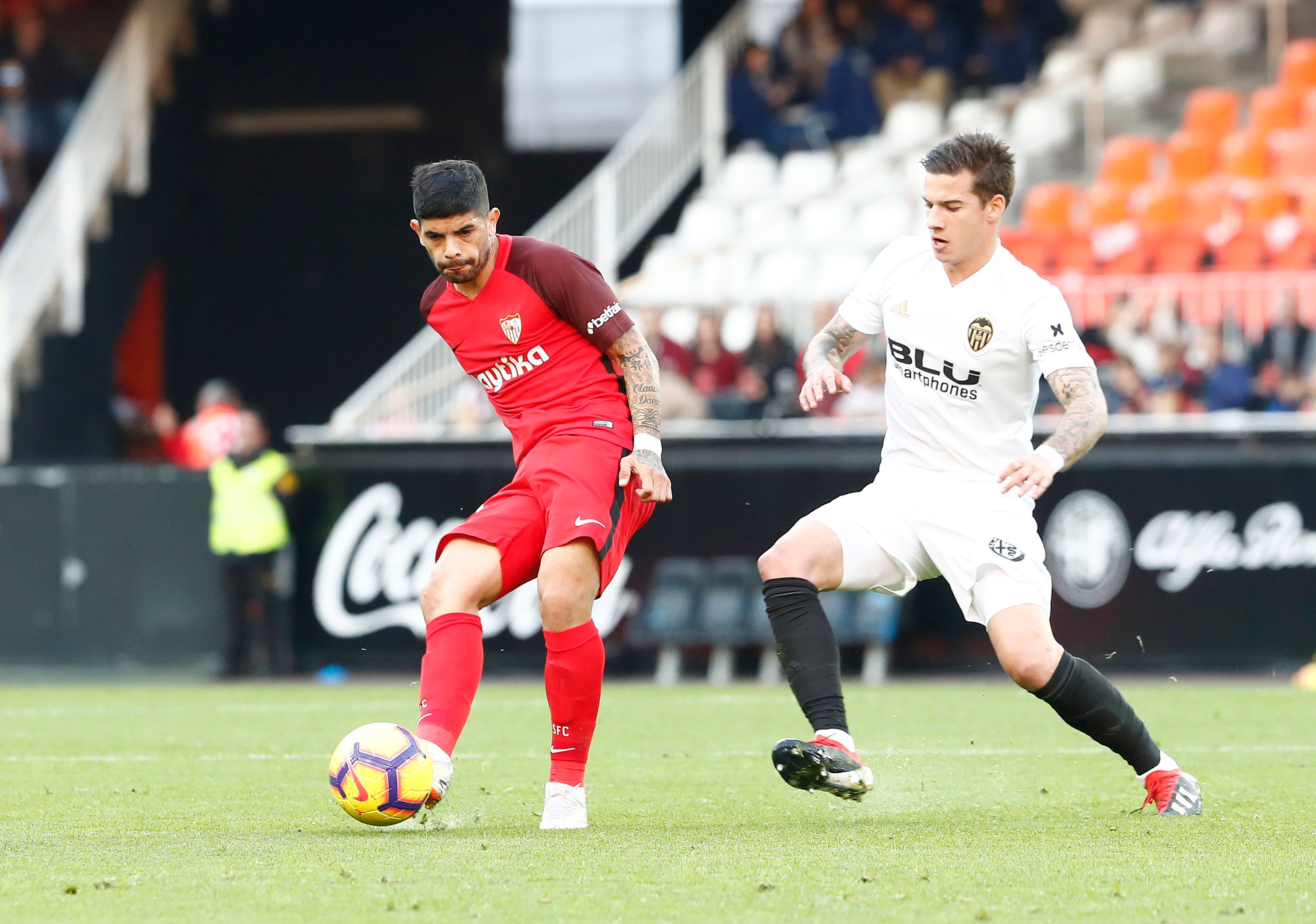  Banega y Mina pelean por el balón en Mestalla.