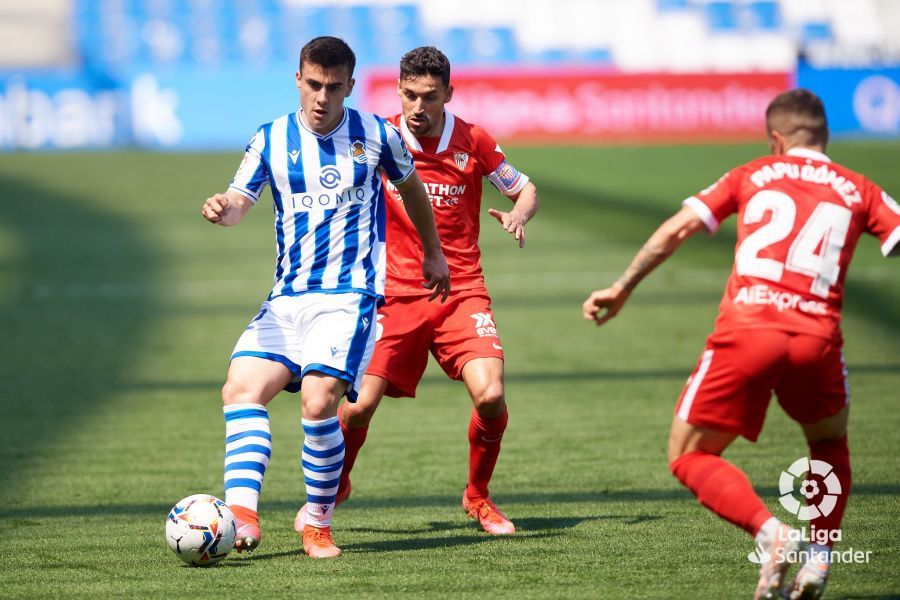  Barrenetxea aguanta el balón ante la presión de Jesús Navas.