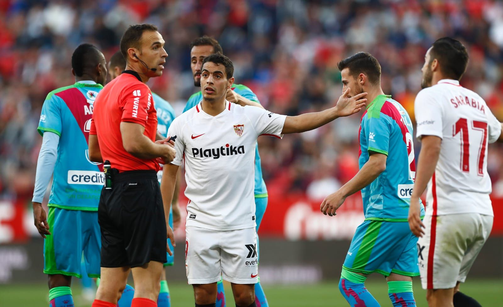  Ben Yedder conversa con el colegiado.