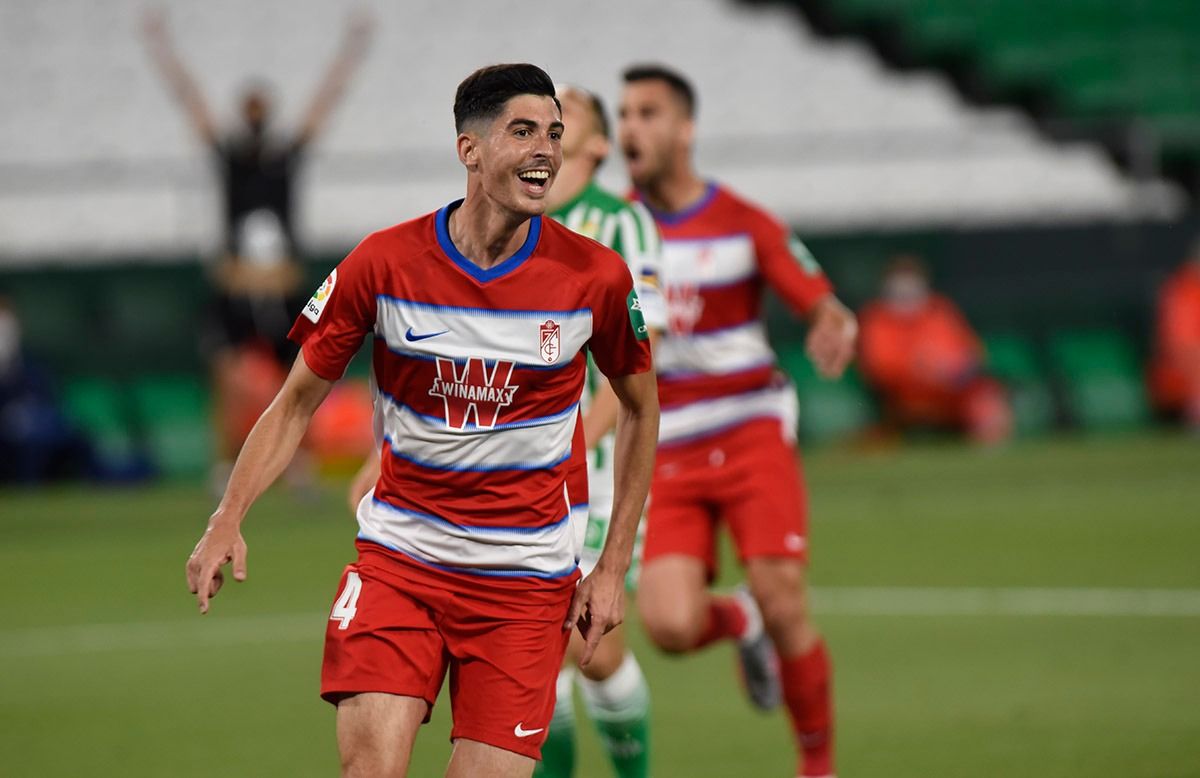 Carlos Fernández celebra su gol al Betis.