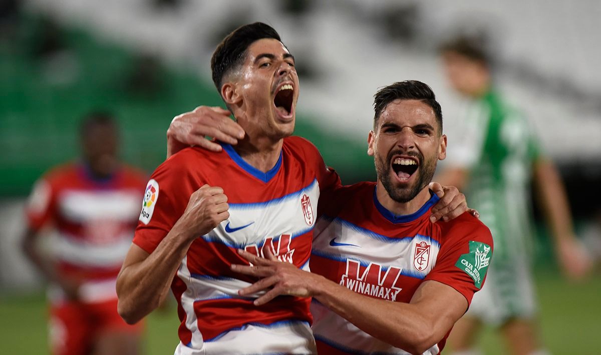  Carlos Fernández, delantero cedido por el Sevilla FC, celebra su gol al Betis.