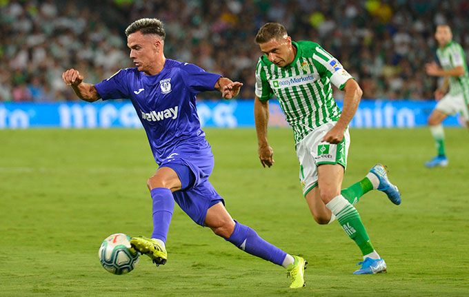 Roque Mesa, jugando contra el Betis con el Leganés.