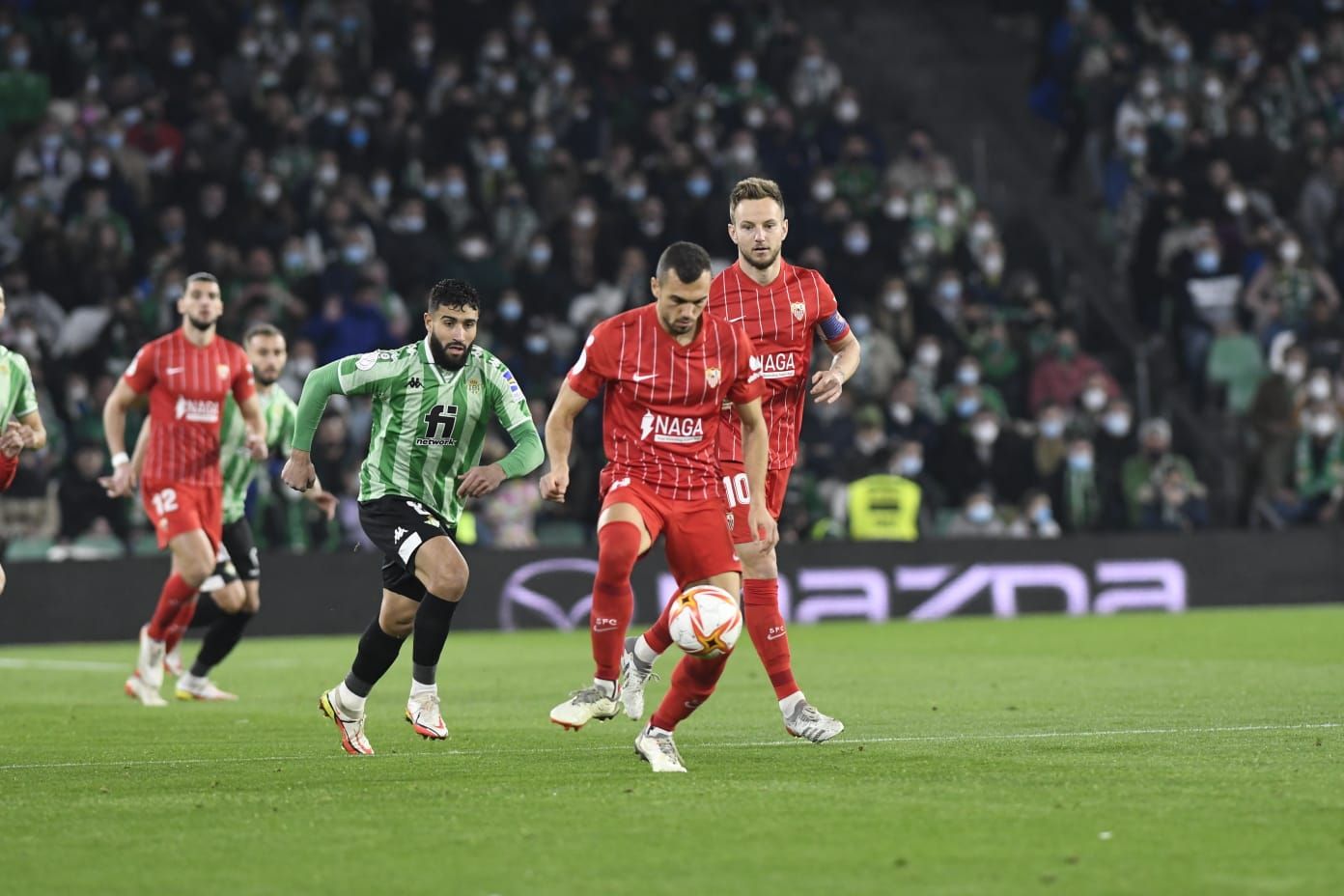  Joan Jordán, perseguido por Fekir, en el derbi.