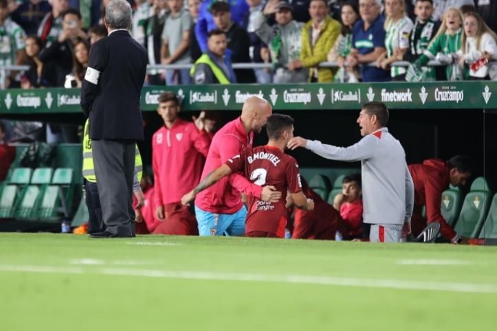  Montiel se retira al vestuario tras ser expulsado en el derbi.