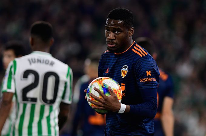  Kondogbia, jugando contra el Betis.