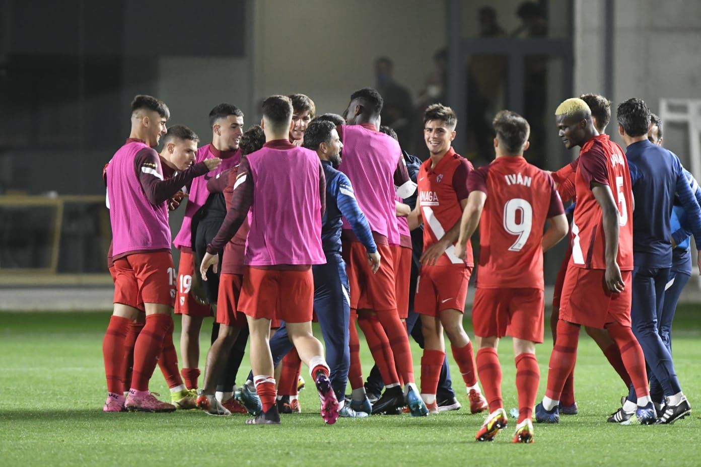 Celebración del Sevilla Atlético tras ganar el derbi chico.