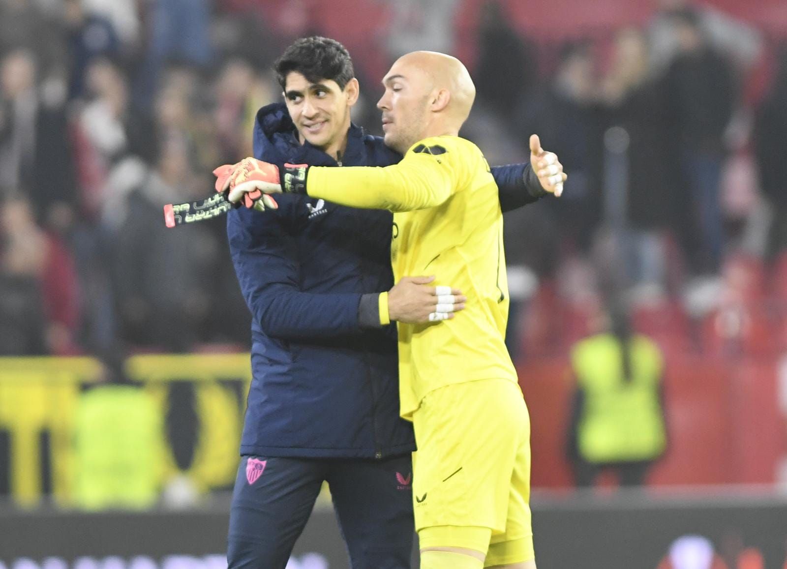 Bono y Dmitrovic, tras el Sevilla-Fenerbahçe.