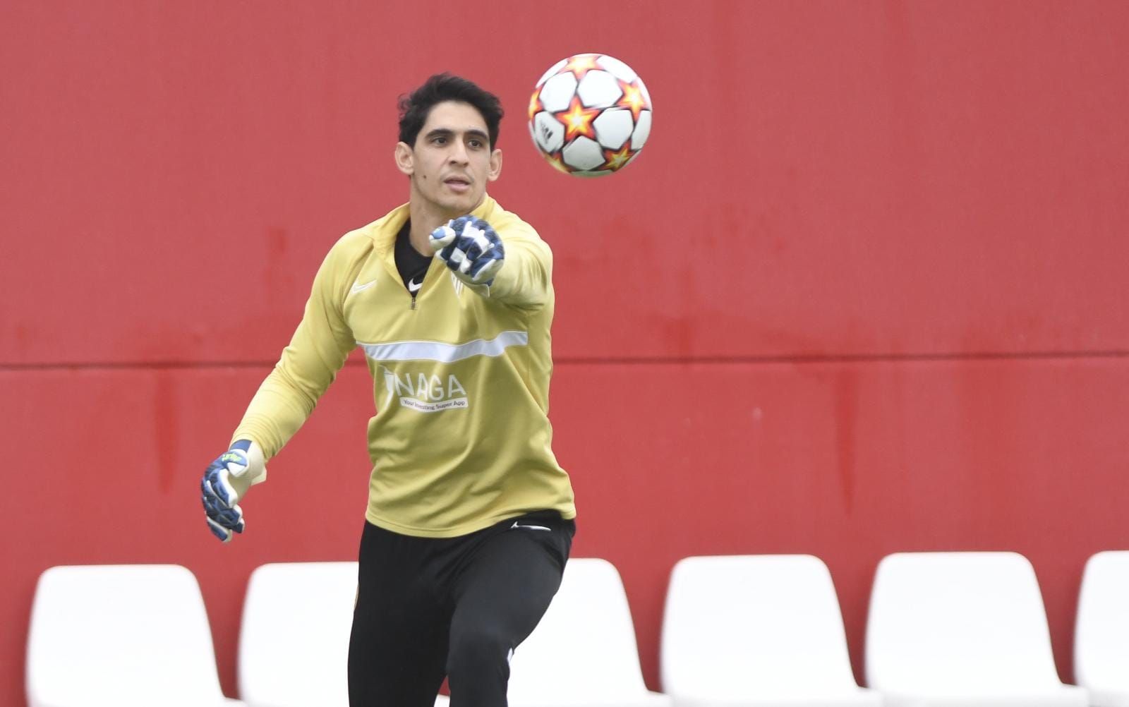 Bono, en el entrenamiento del Sevilla.