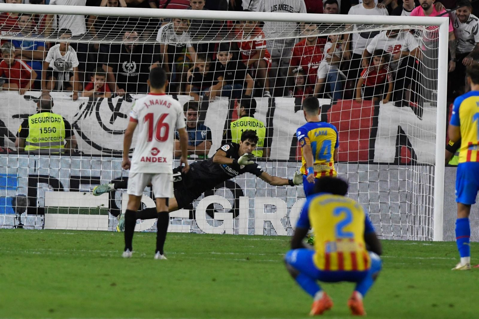 Bono detiene un penalti a Gayá.