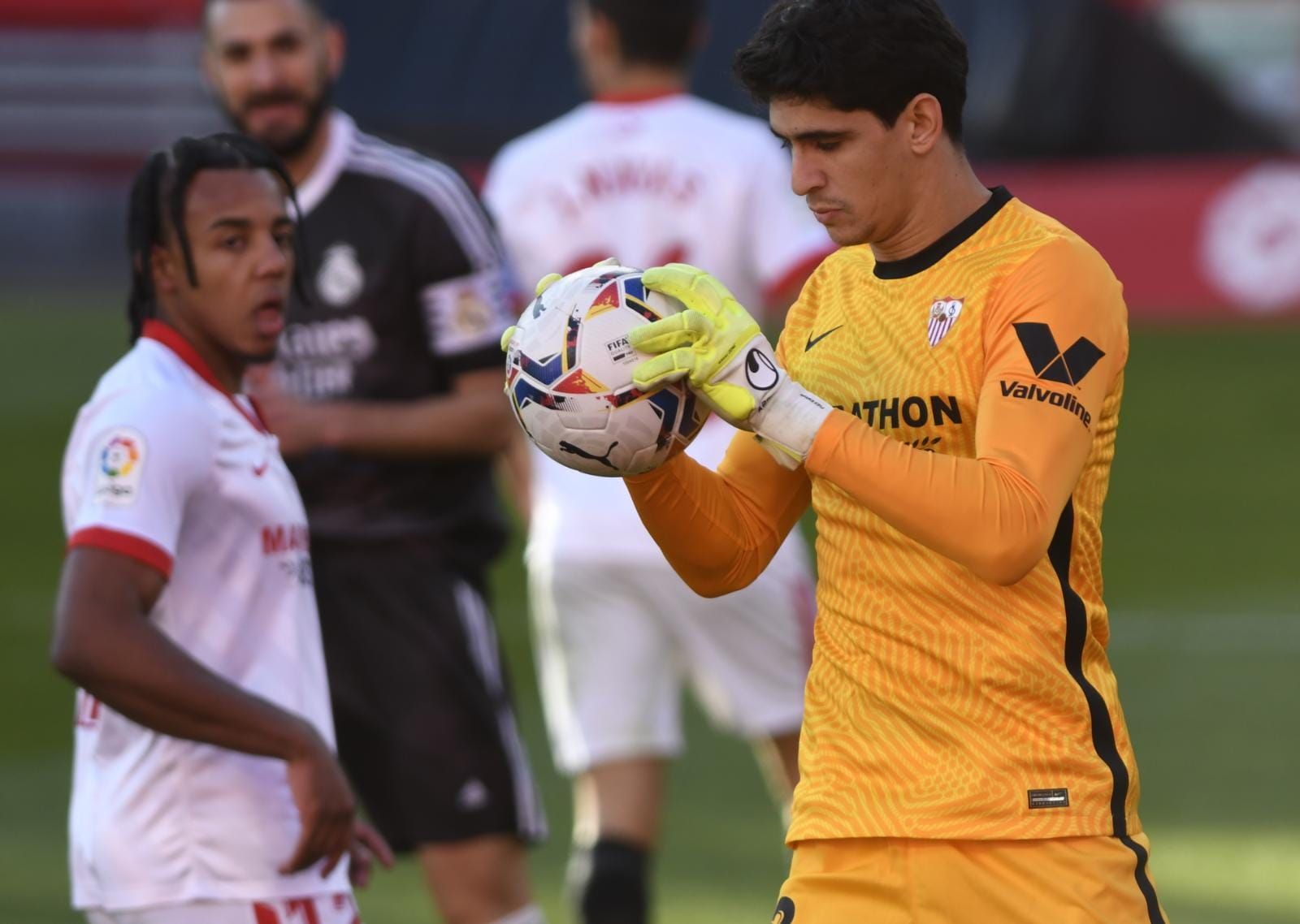  Bono atrapa el balón durante el partido entre Sevilla y Real Madrid.