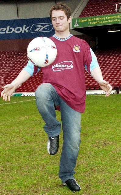 Elijah Wood con la camiseta hammer.
