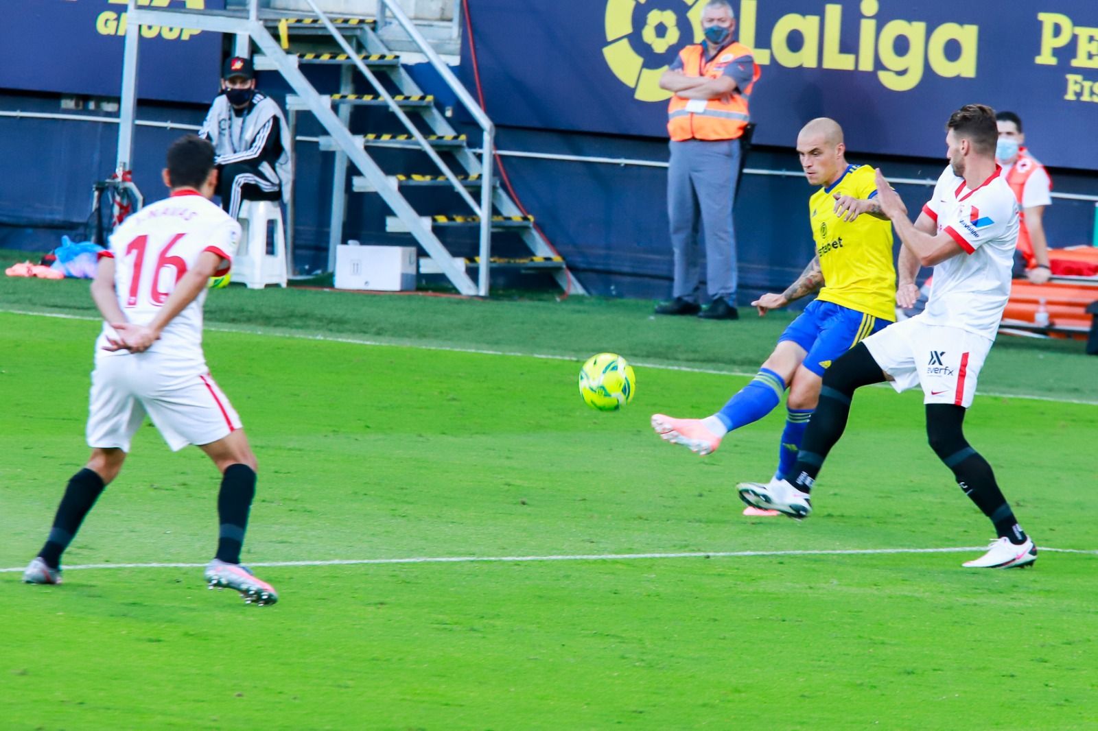  Pombo centra ante la pasividad de Sergi Gómez y Jesús Navas.