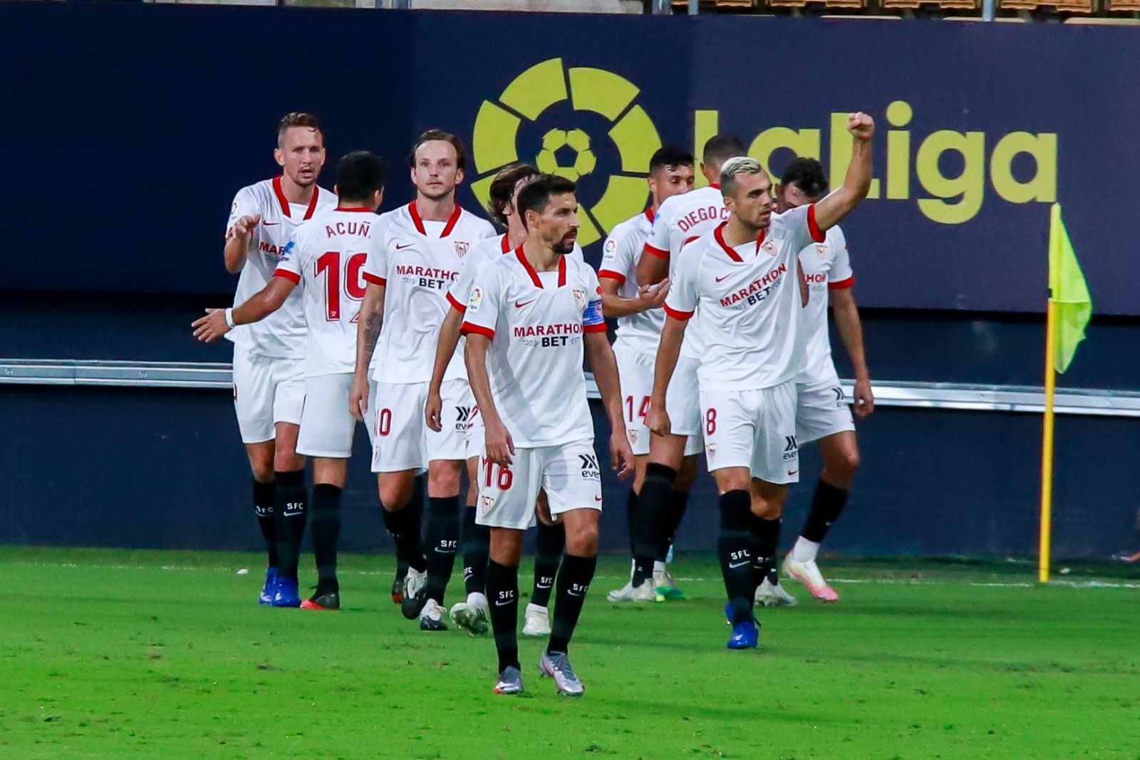  El Sevilla celebra uno de los goles ante el Cádiz..