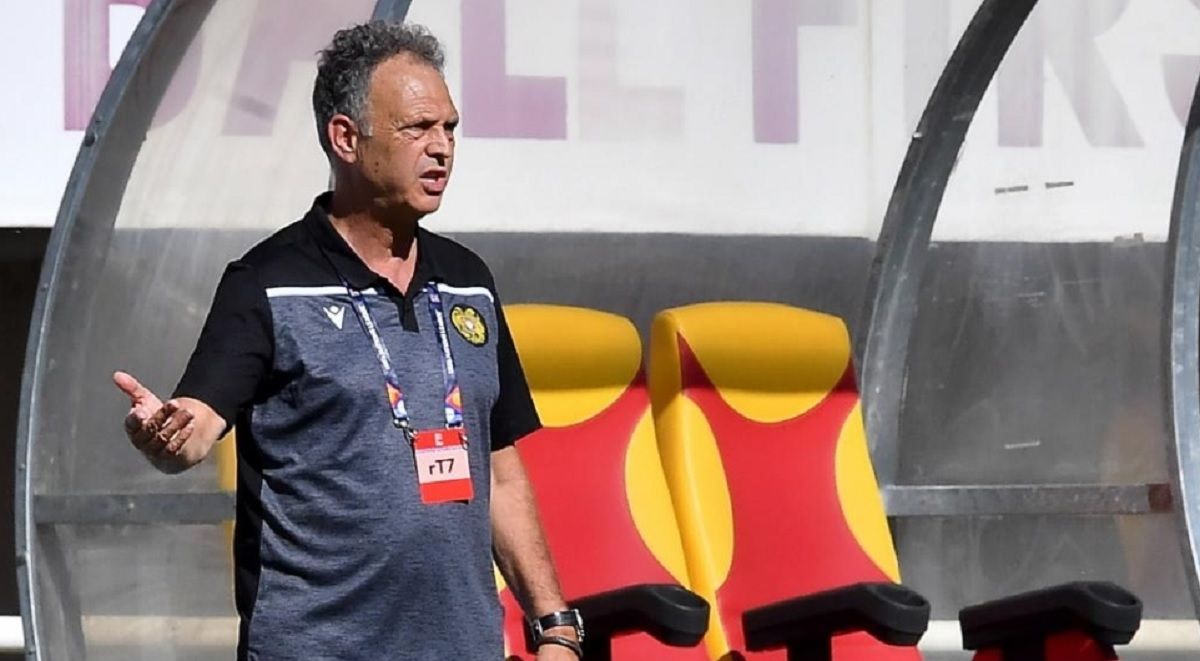  Joaquín Caparrós, dirigiendo a la selección de Armenia.
