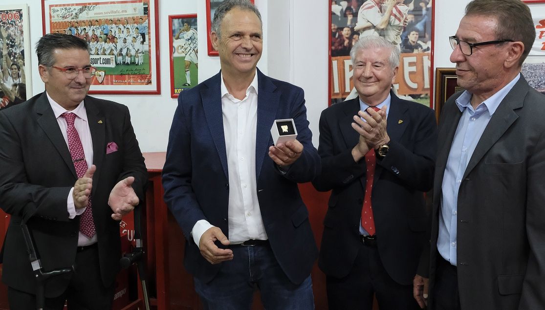 Caparrós recibe la Insignia de Oro de su Peña.