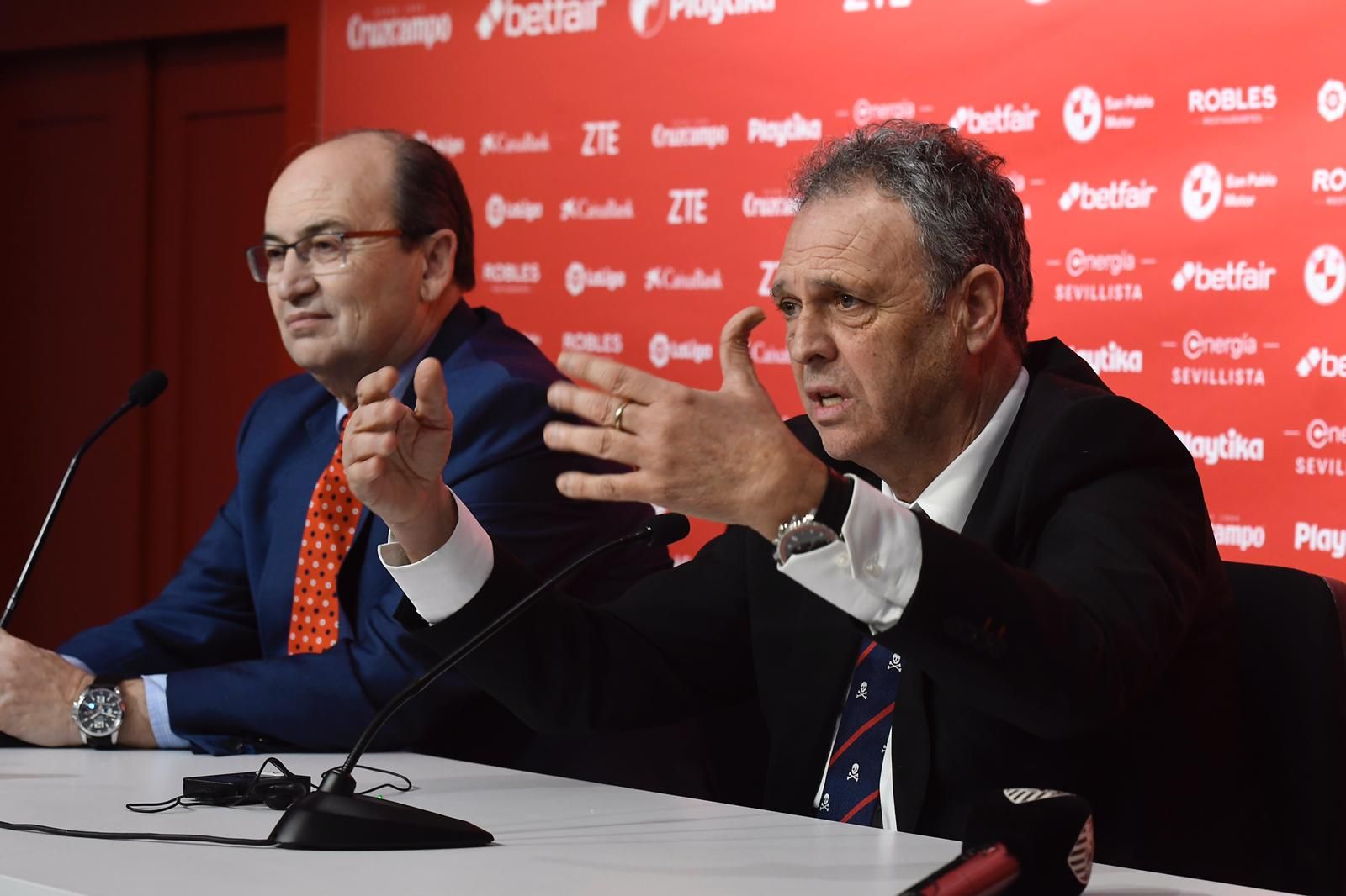 Joaquín Caparrós junto a José Castro, en su etapa en el Sevilla.