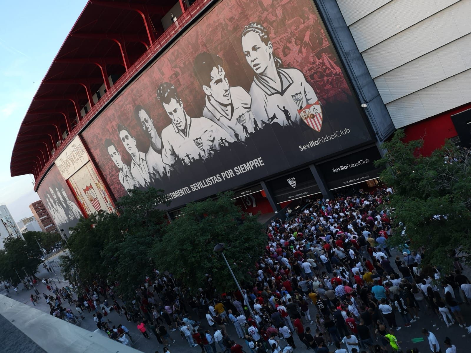  Miles de sevillistas acudieron a la capilla ardiente de Reyes.
