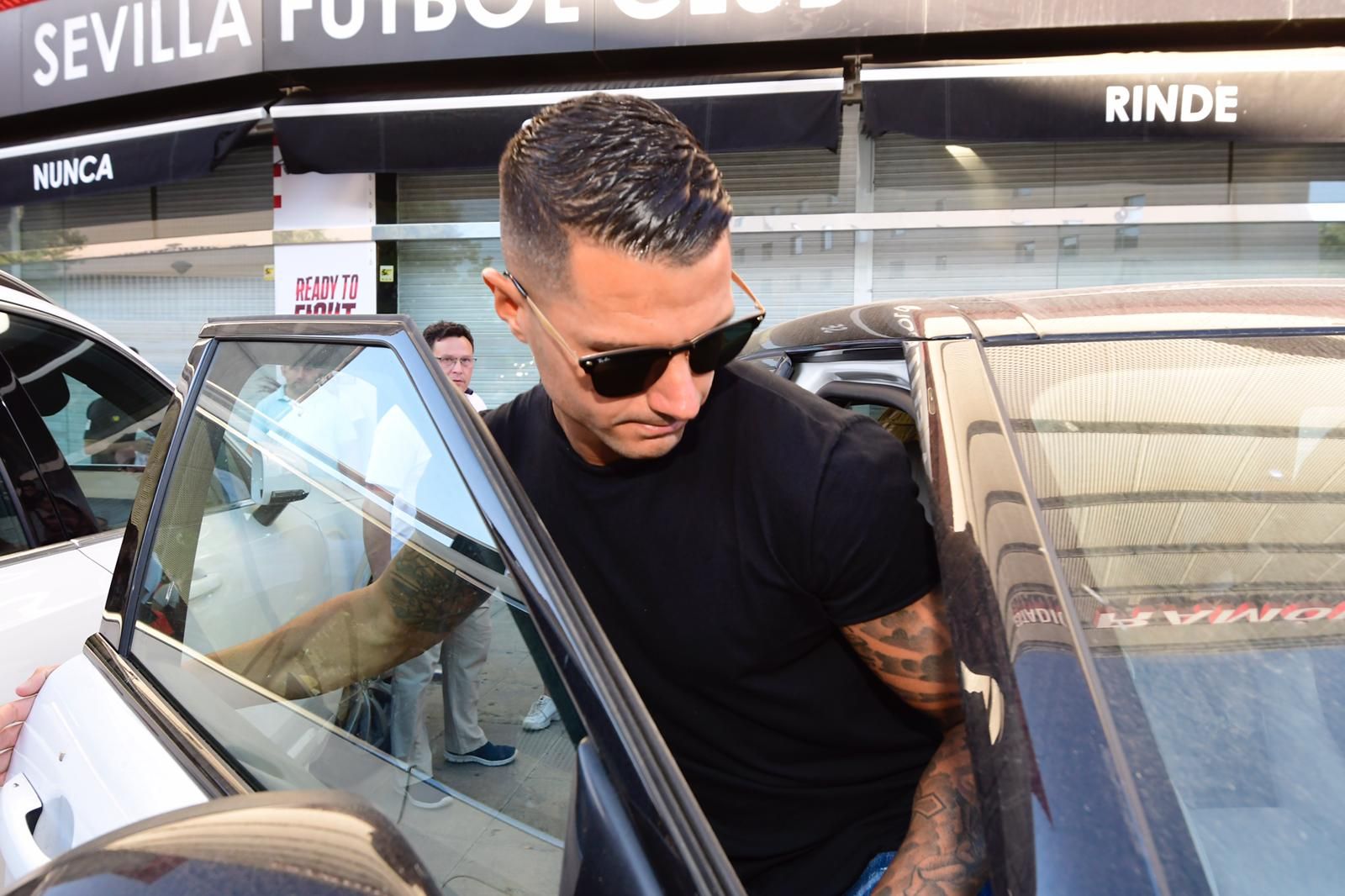  Vitolo se marcha de la capilla ardiente de Reyes.