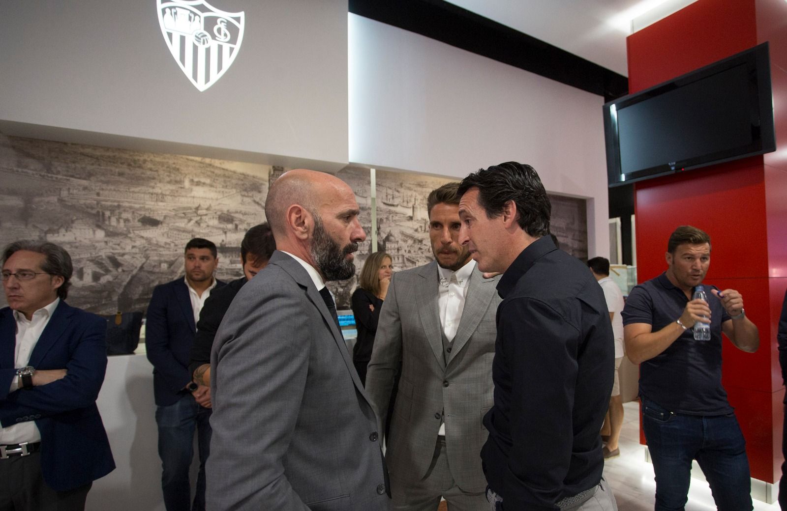  Unai Emery, con Monchi y Carriço en la capilla ardiente de Reyes.