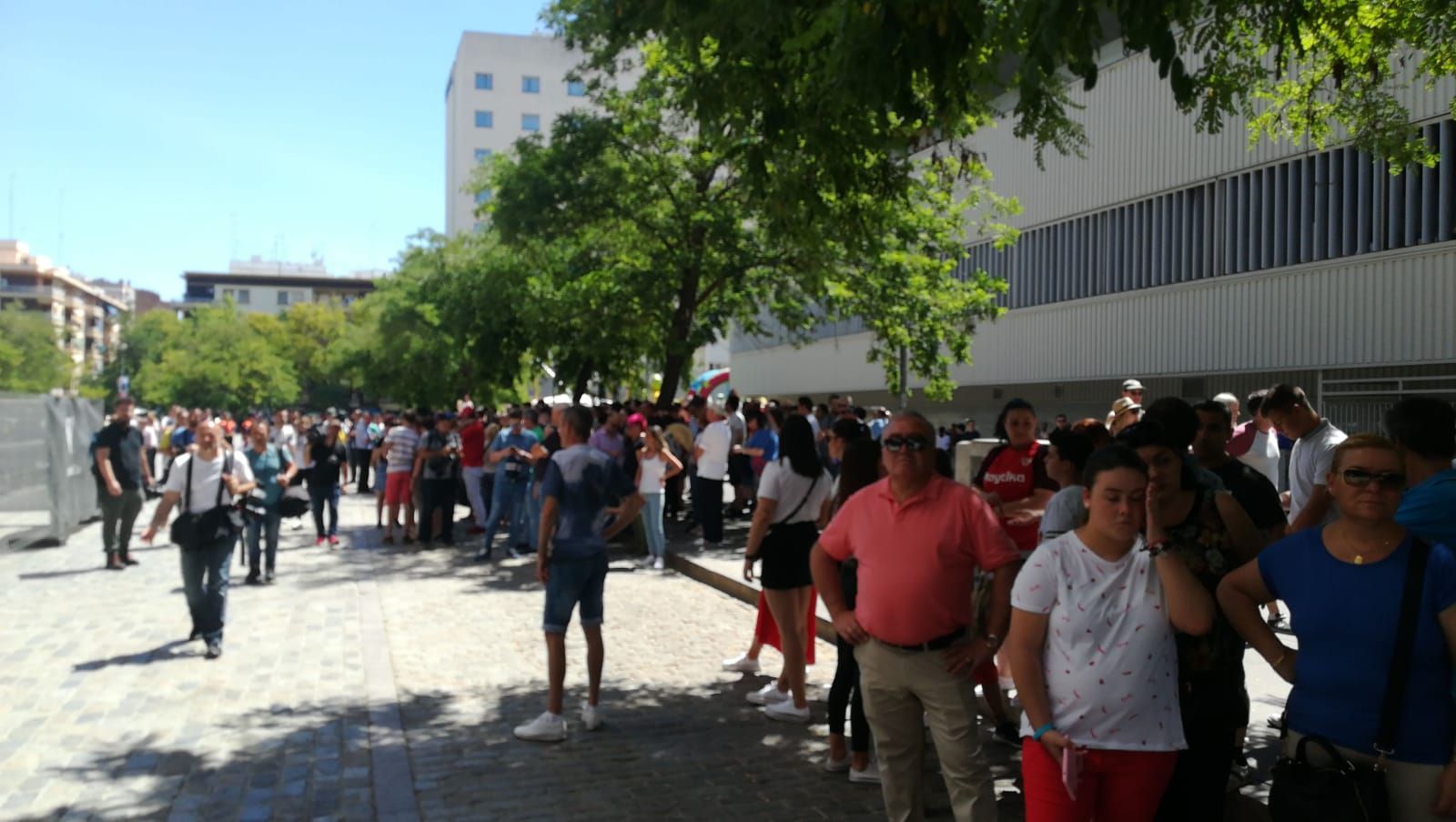 Sevillistas esperan a la apertura de la capilla ardiente de Reyes.