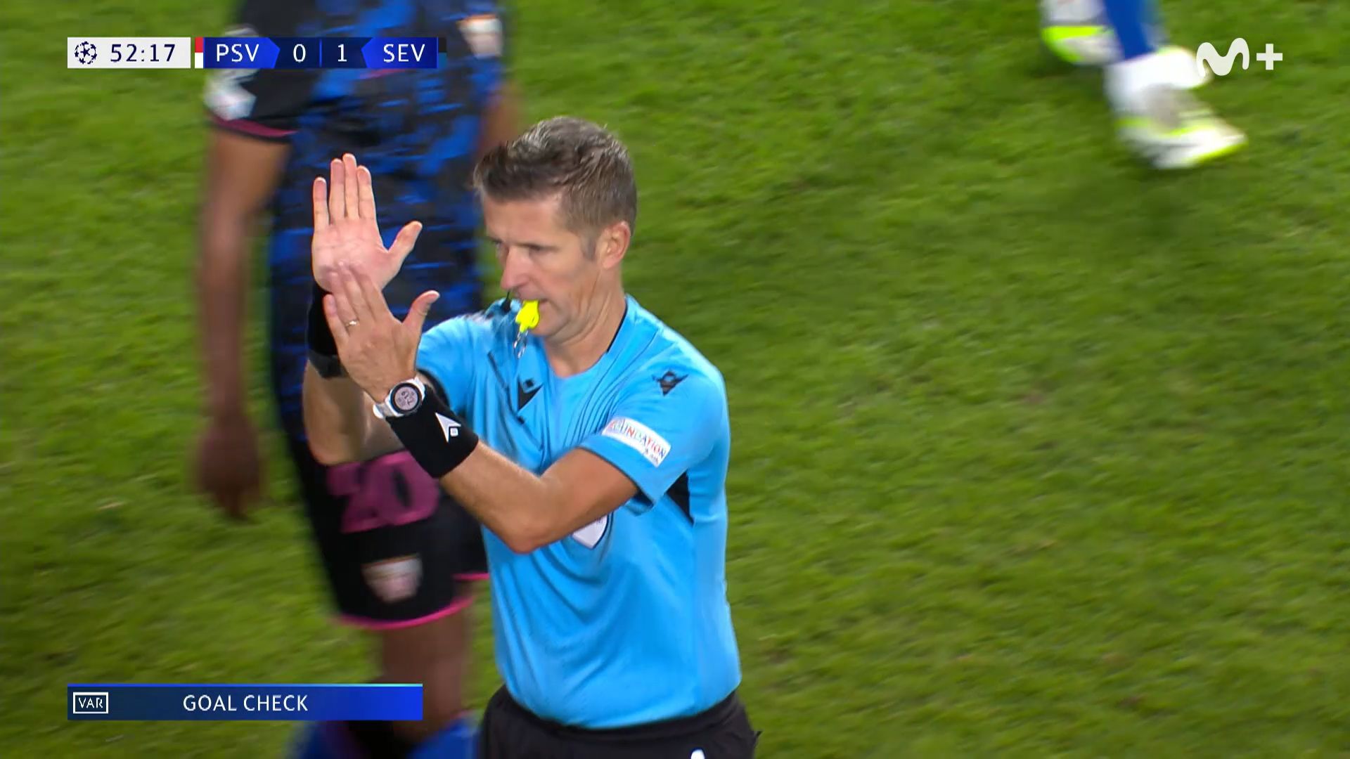  Orsato, anulando el gol de Pedrosa.