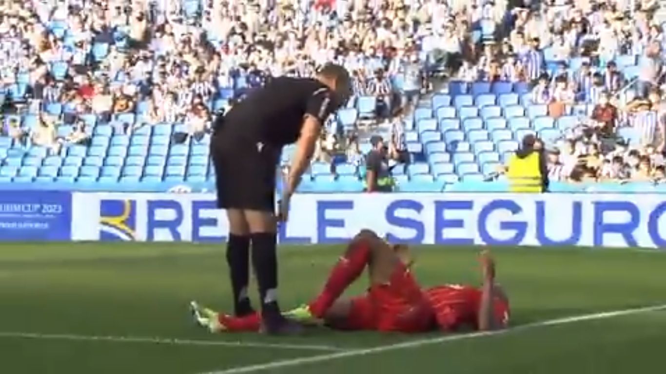  Captura del momento en el que Fernando se duele por el monedazo recibido (Movistar)