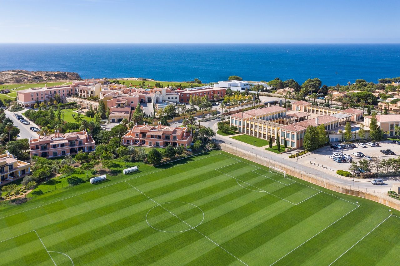  El campo de fútbol del Cascade Wellness Resort de Lagos.