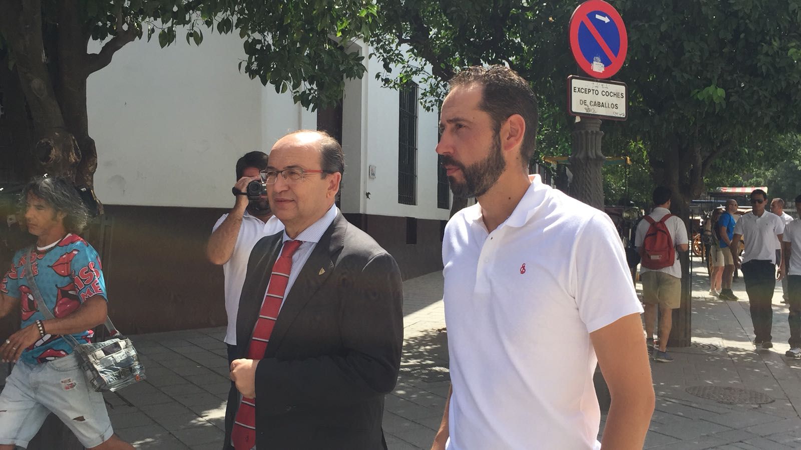 José Castro y Pablo Machín, en la ofrenda floral del Sevilla.