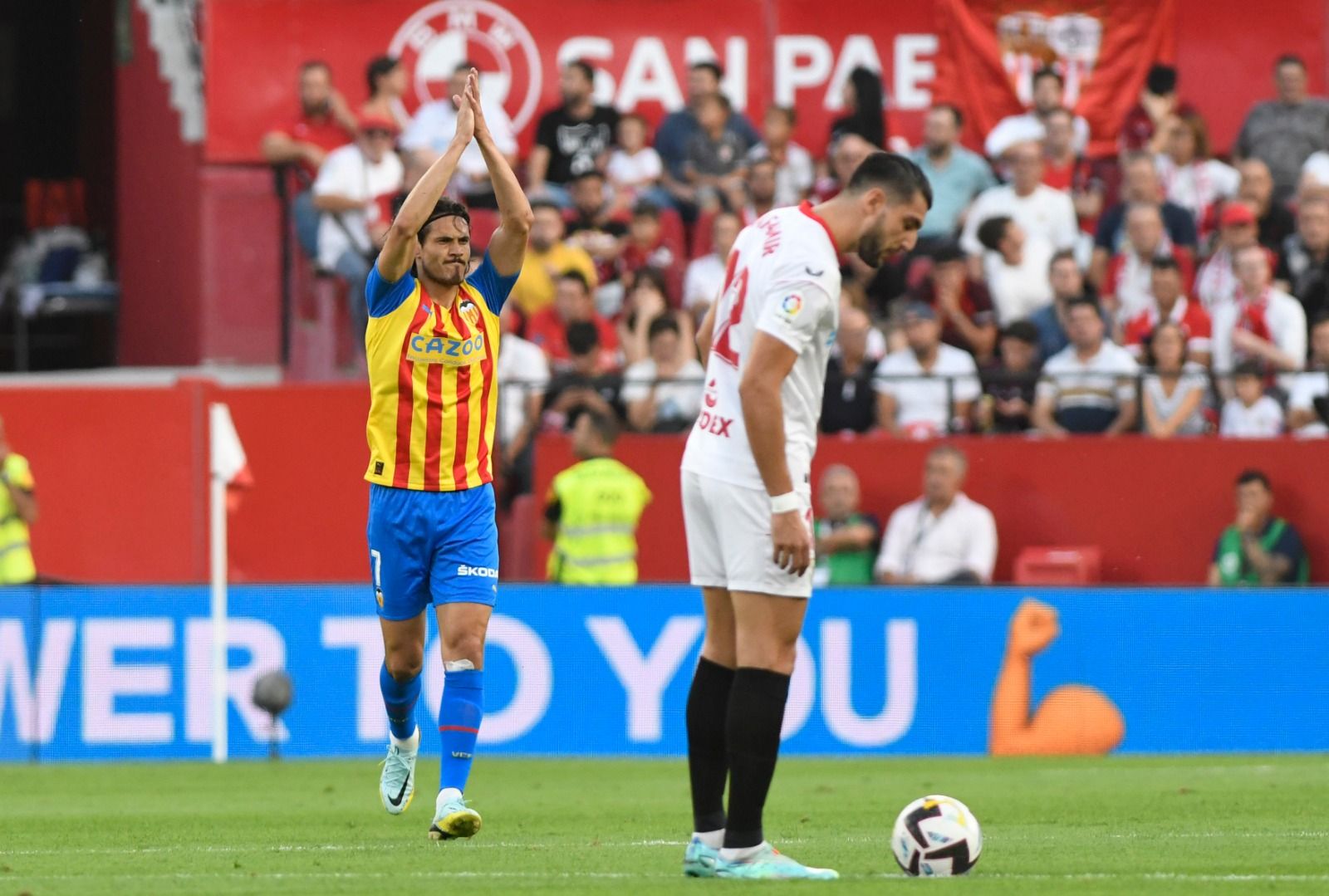  Cavani celebra su gol al Sevilla.