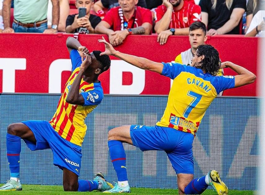  Cavani celebra su gol y Moriba lo observa