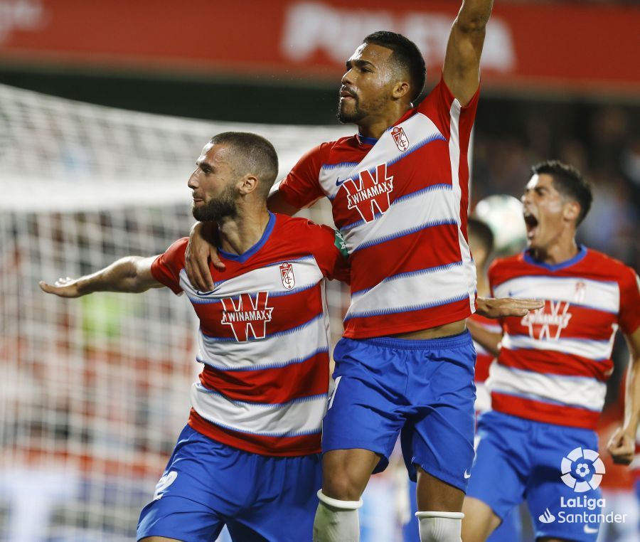  Carlos Fernández, de fondo, celebra el gol de Domingos Duarte ante el Osasuna.