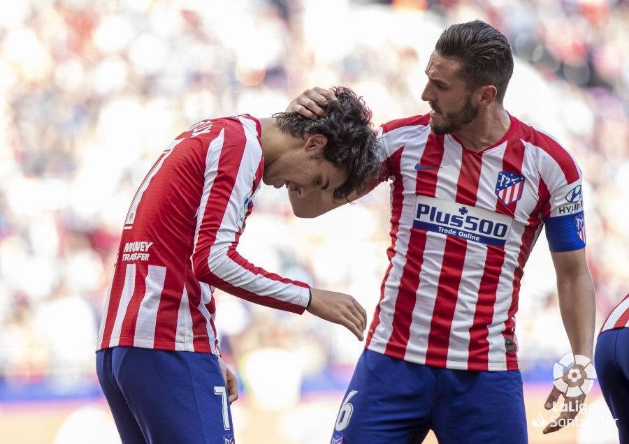  Joao Félix, jugador del Atlético de Madrid, celebra su gol ante el Sevilla con Koke.