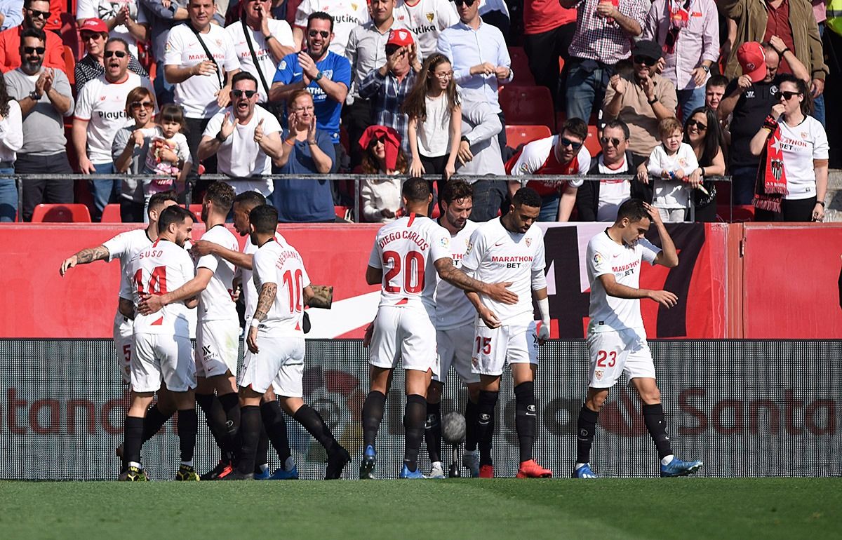  Ocampos celebra su gol con Suso y el resto de compañeros.