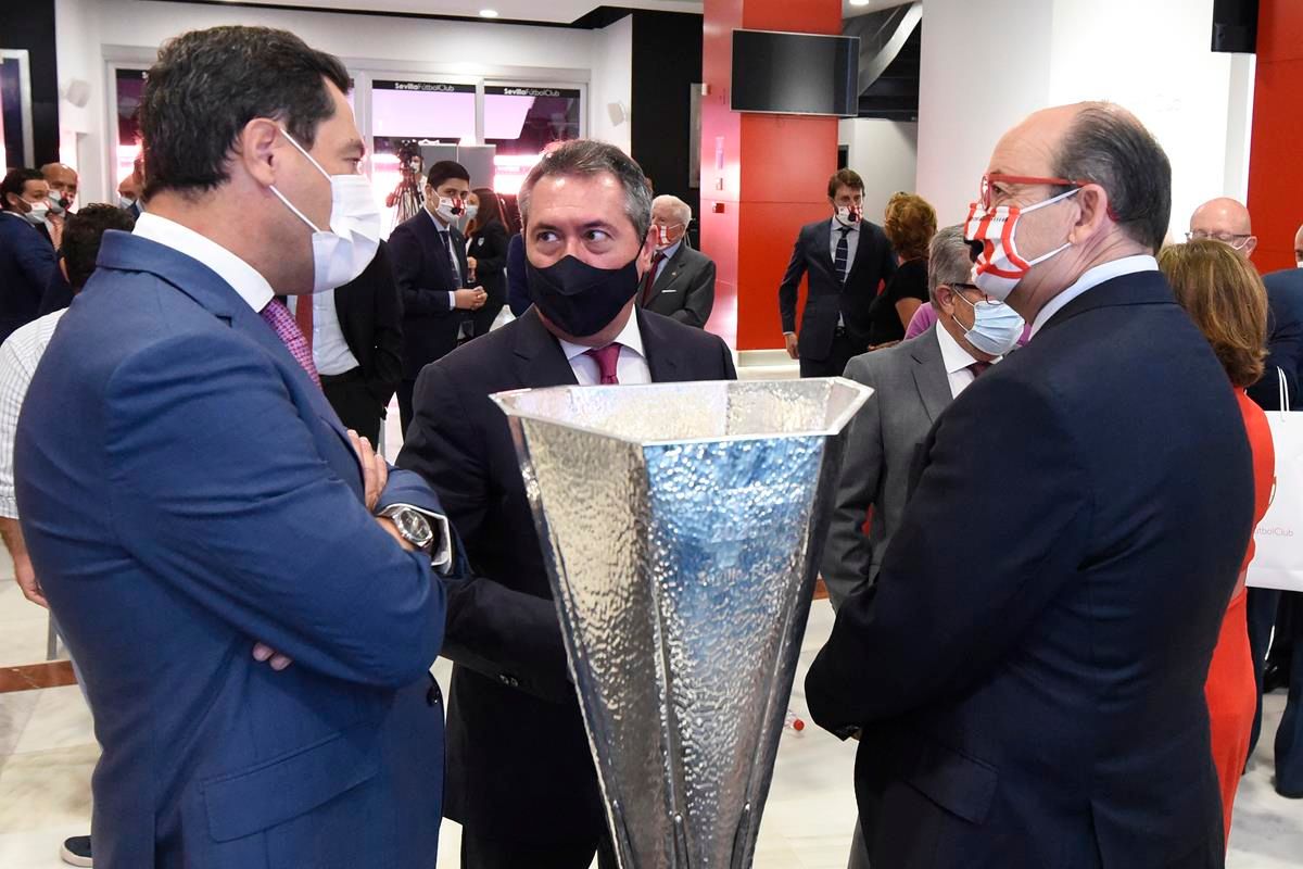  Juanma Moreno, Juan Espadas y José Castro, junto a la Europa League.
