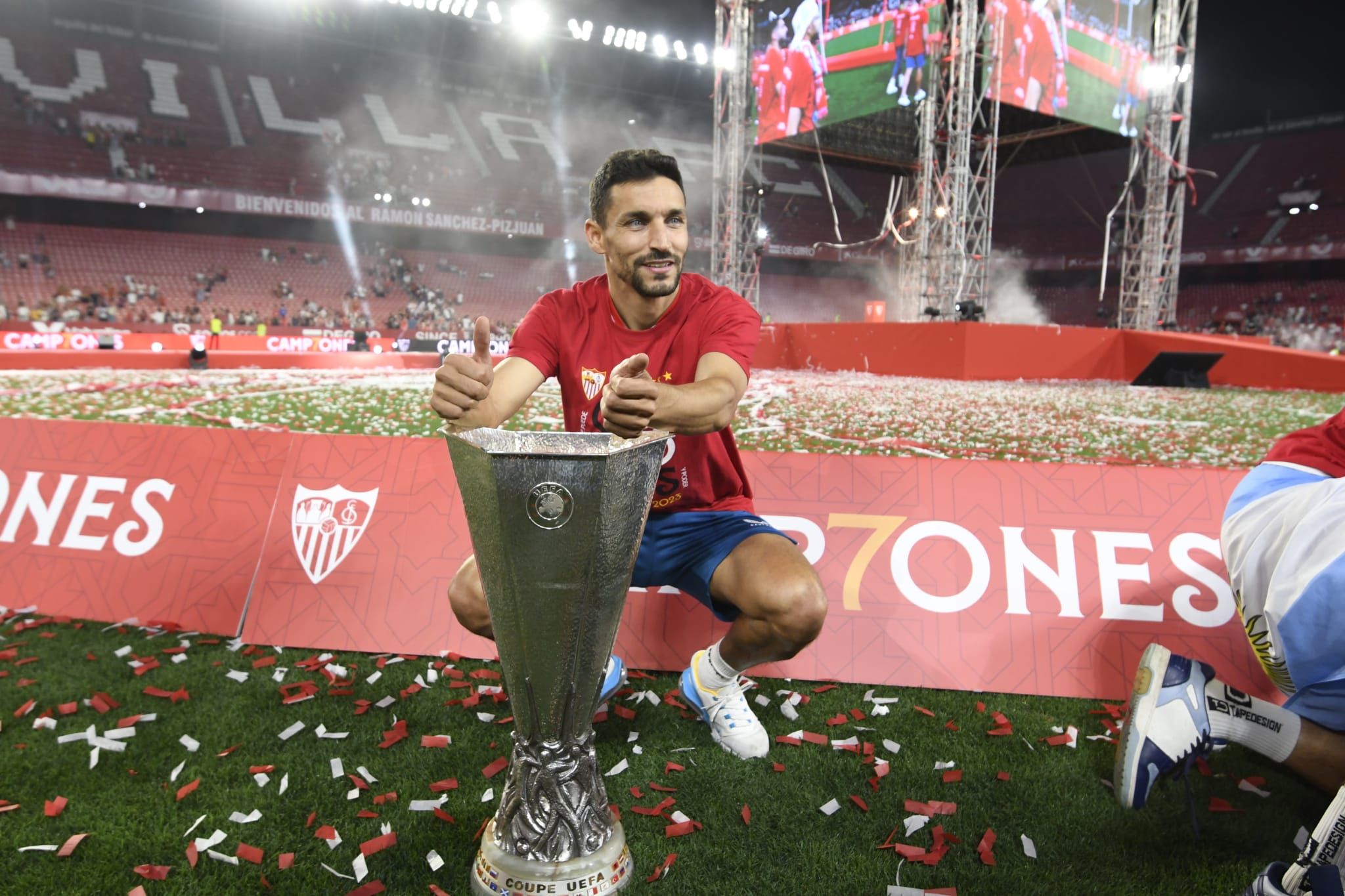  Jesús Navas celebra la Europa League ganada en Budapest.