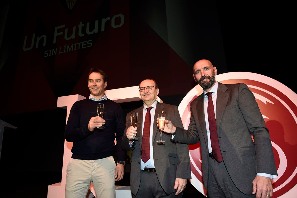  José Castro brinda con Monchi y Lopetegui.