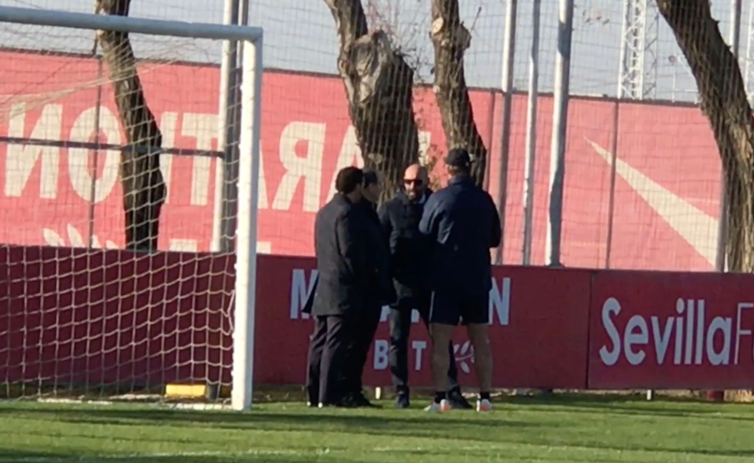  Charla de Lopetegui, Monchi, Castro y Del Nido durante el entrenamiento.