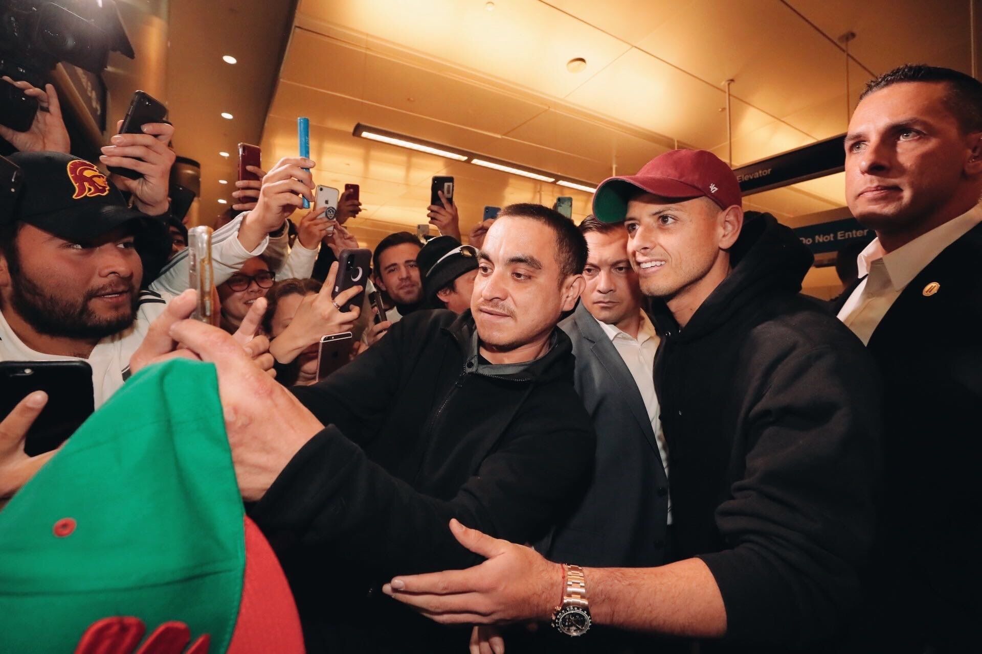  Chicharito, a su llegada a Los Ángeles.