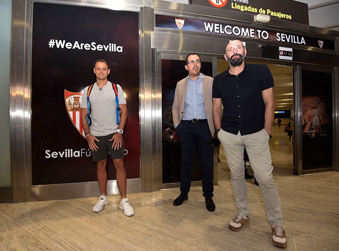  Chicharito Hernández, a su llegada a Sevilla.