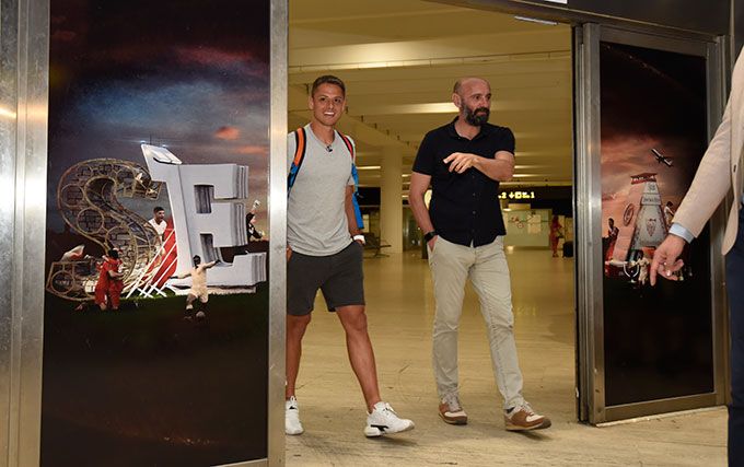 Chicharito, junto a Monchi, a su llegada a Sevilla.