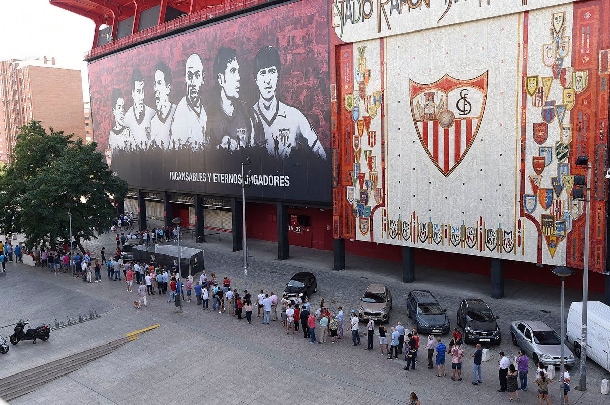  Colas en el Sánchez-Pizjuán para renovar los abonos. (FOTO: SFC)