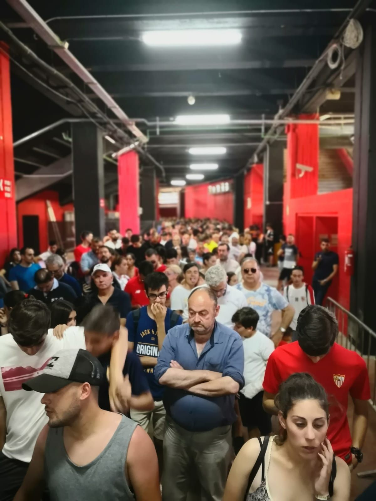  Colas en en el Sánchez-Pizjuán para entrar en la capilla ardiente de Reyes.