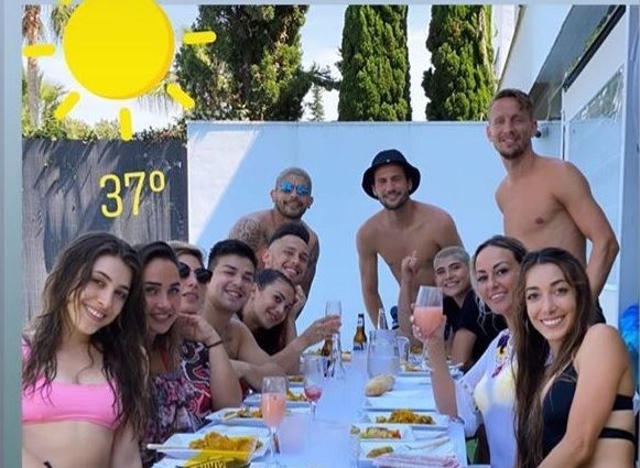  Varios sevillistas compartiendo una comida en la que estaba Banega